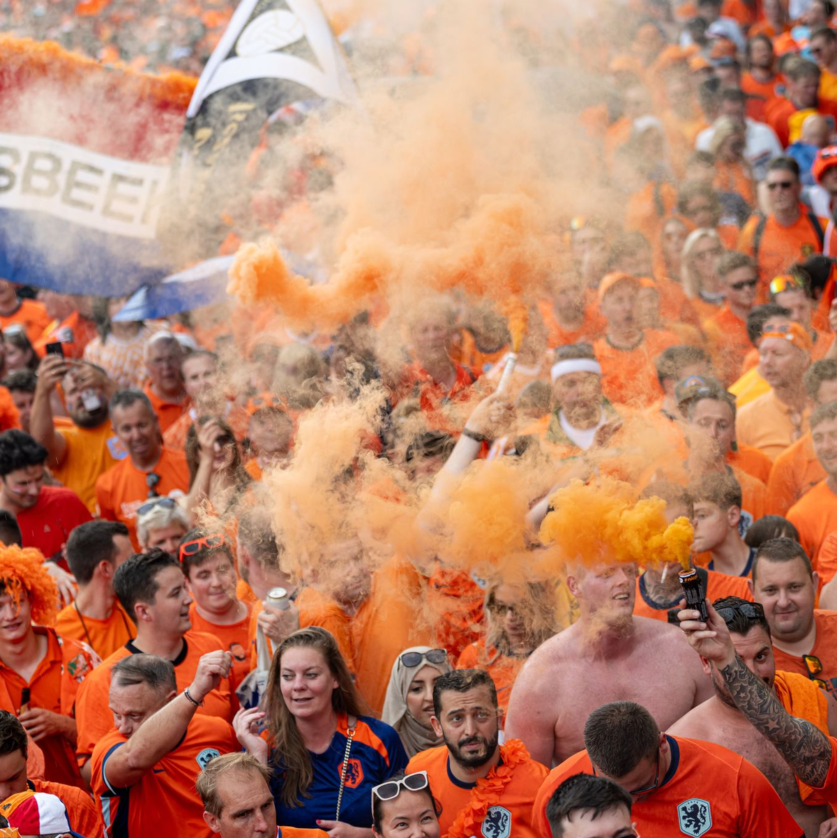 Die niederländischen Fans freuen sich auf das EM-Halbfinale gegen England. - Foto: Fabian Sommer/dpa
