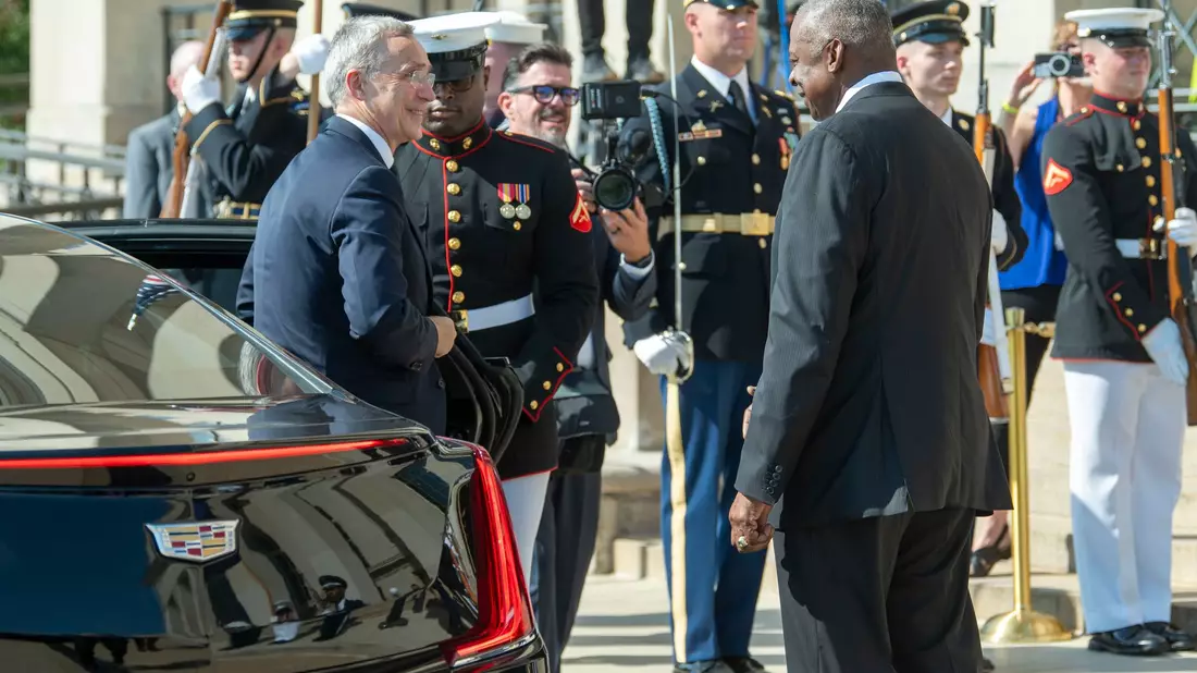 Bemüht um gute Stimmung: Nato-Generalsekretär Jens Stoltenberg versucht, das Szenario Trump nicht ganz so bedrohlich wirken zu lassen. - Bild: Kevin Wolf/AP/dpa