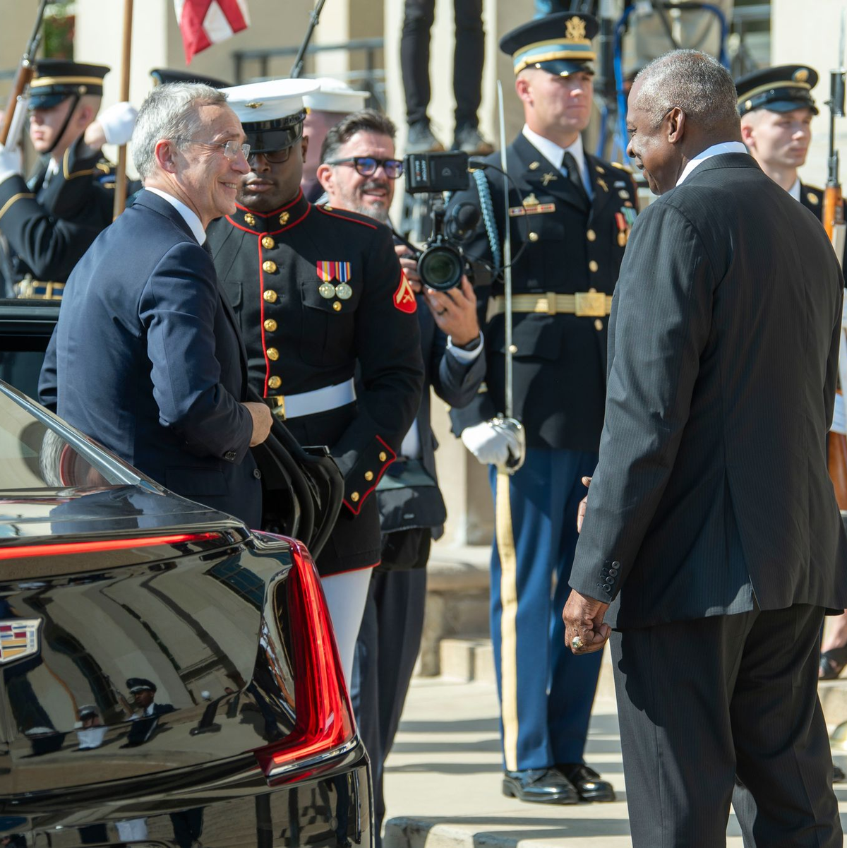 Bemüht um gute Stimmung: Nato-Generalsekretär Jens Stoltenberg versucht, das Szenario Trump nicht ganz so bedrohlich wirken zu lassen. - Foto: Kevin Wolf/AP/dpa