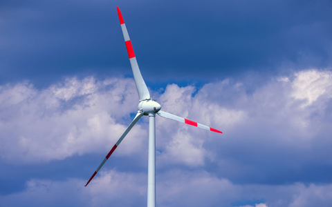 In Deutschland und der EU ist die Stimmung in der Windenergiebranche laut einer Umfrage deutlich gestiegen - Foto: Jens Büttner/dpa