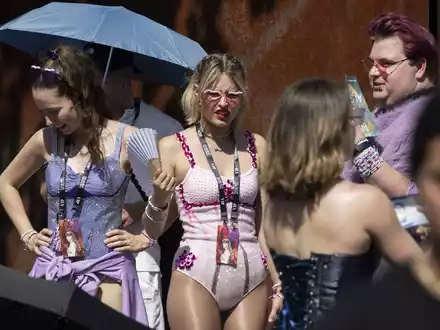 Für gute Plätze stehen Swift-Fans stundenlang an. - Foto: Ennio Leanza/KEYSTONE/dpa