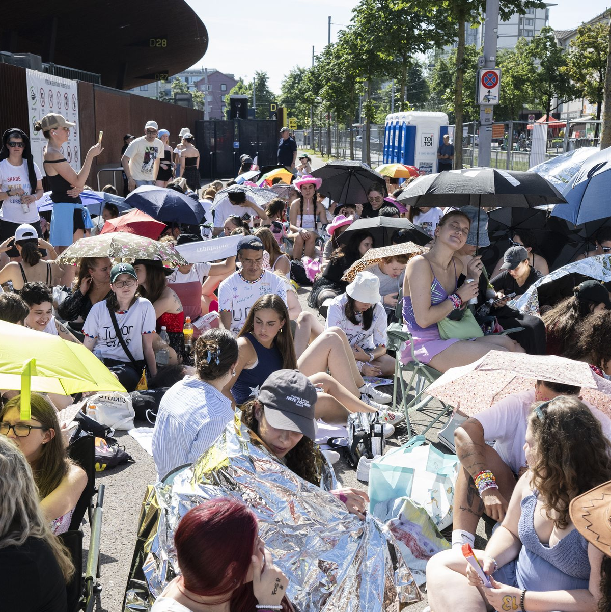 Beim stundenlangen Warten kann gefachsimpelt werden. - Foto: Ennio Leanza/KEYSTONE/dpa