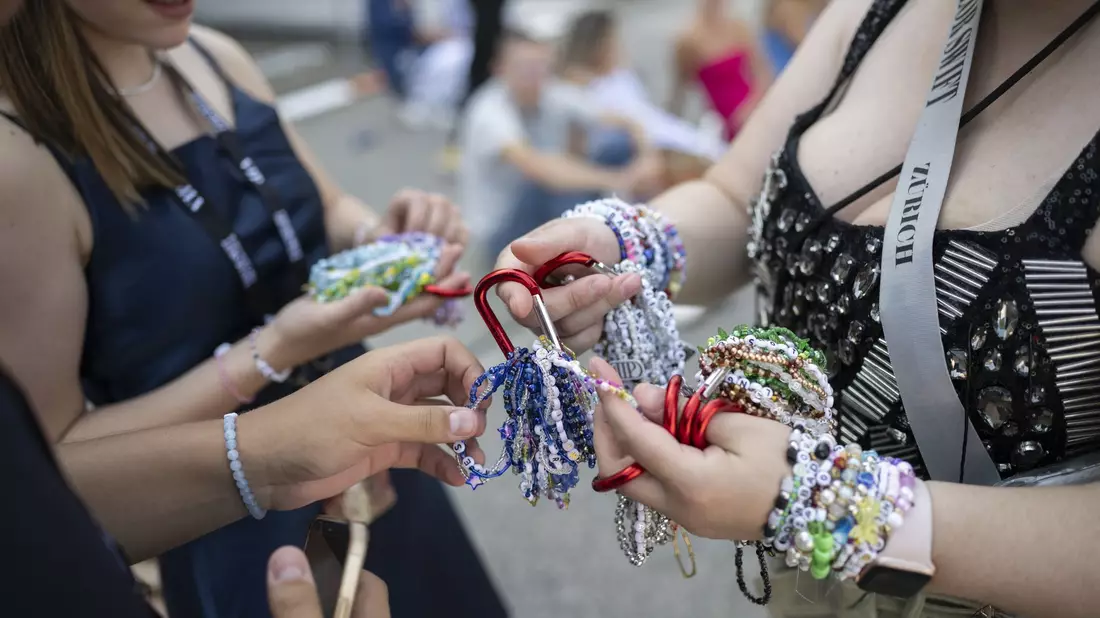 Auf den Armbändern verewigen die Fans Zitate der Musikerin. - Bild: Ennio Leanza/KEYSTONE/dpa