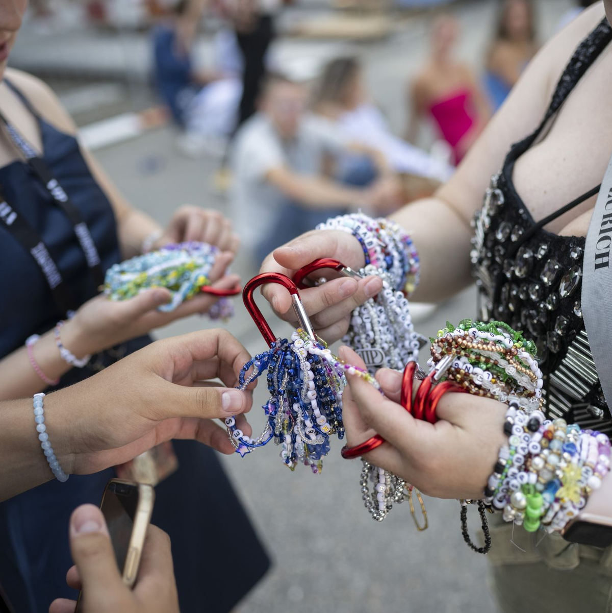 Auf den Armbändern verewigen die Fans Zitate der Musikerin. - Foto: Ennio Leanza/KEYSTONE/dpa