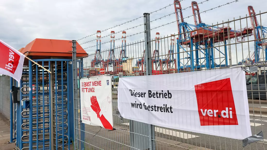 Schon Mitte Juni hatte es Warnstreiks in mehreren norddeutschen Häfen gegeben, darunter Hamburg, Brake und Emden.  - Bild: Bodo Marks/dpa
