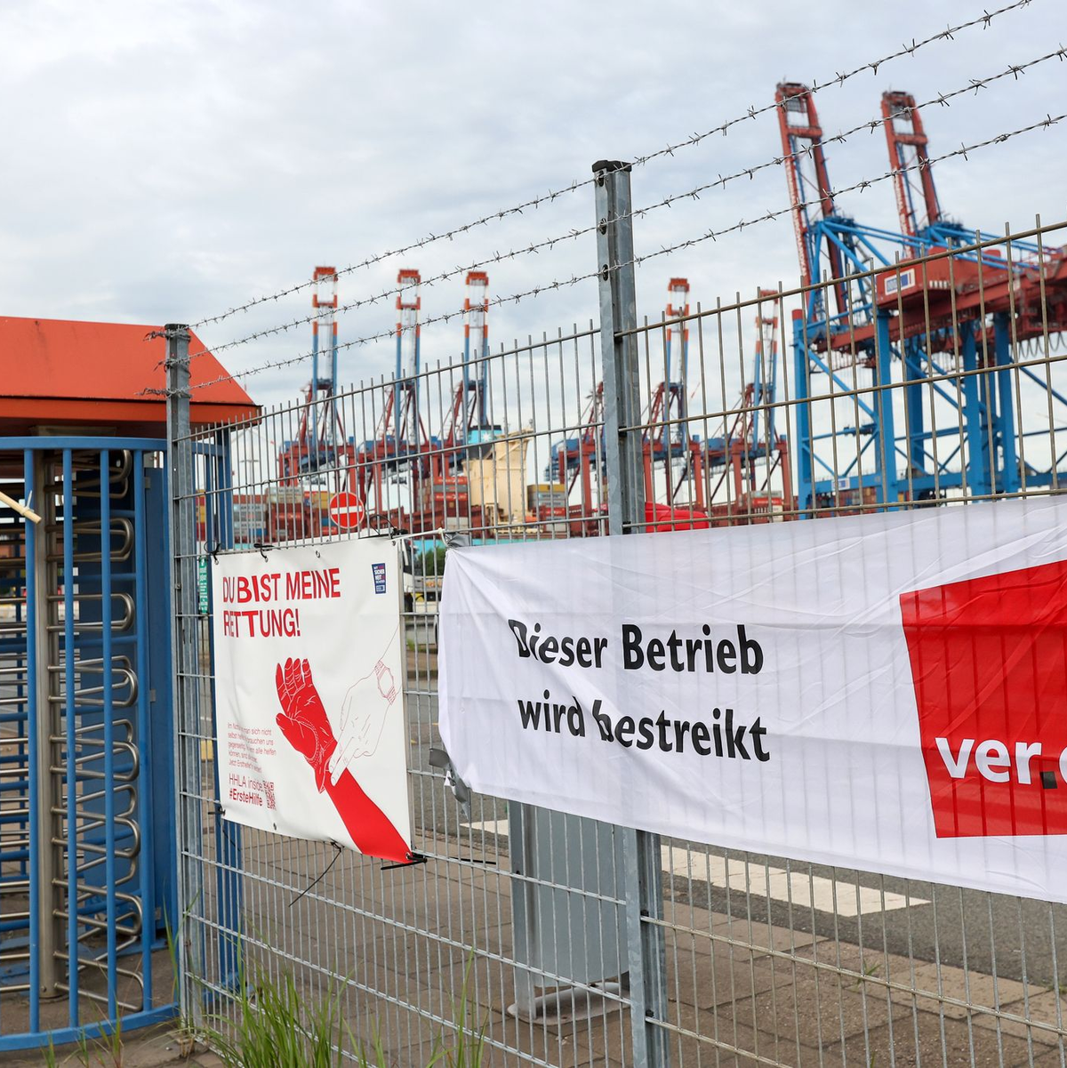Schon Mitte Juni hatte es Warnstreiks in mehreren norddeutschen Häfen gegeben, darunter Hamburg, Brake und Emden.  - Foto: Bodo Marks/dpa