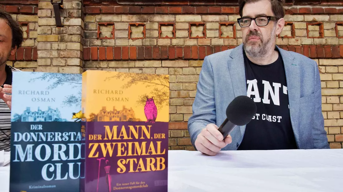 Schuf die bekannte Krimireihe: Richard Osman. - Bild: Carsten Koall/dpa