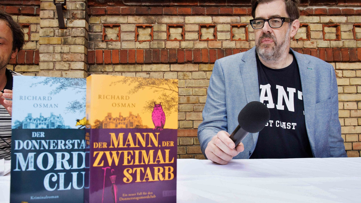 Schuf die bekannte Krimireihe: Richard Osman. - Foto: Carsten Koall/dpa