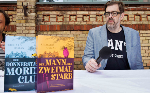 Schuf die bekannte Krimireihe: Richard Osman. - Foto: Carsten Koall/dpa