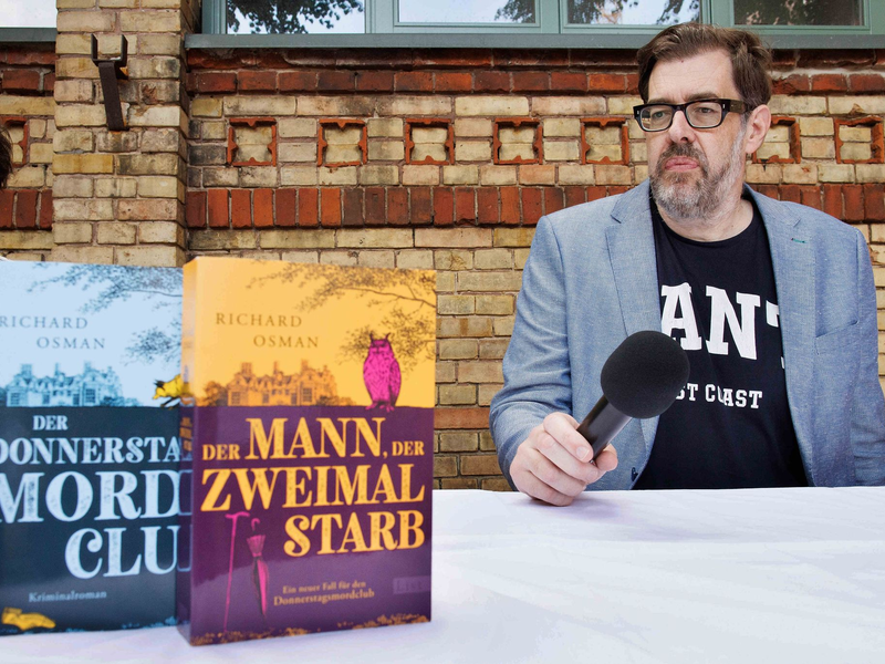 Schuf die bekannte Krimireihe: Richard Osman. - Foto: Carsten Koall/dpa