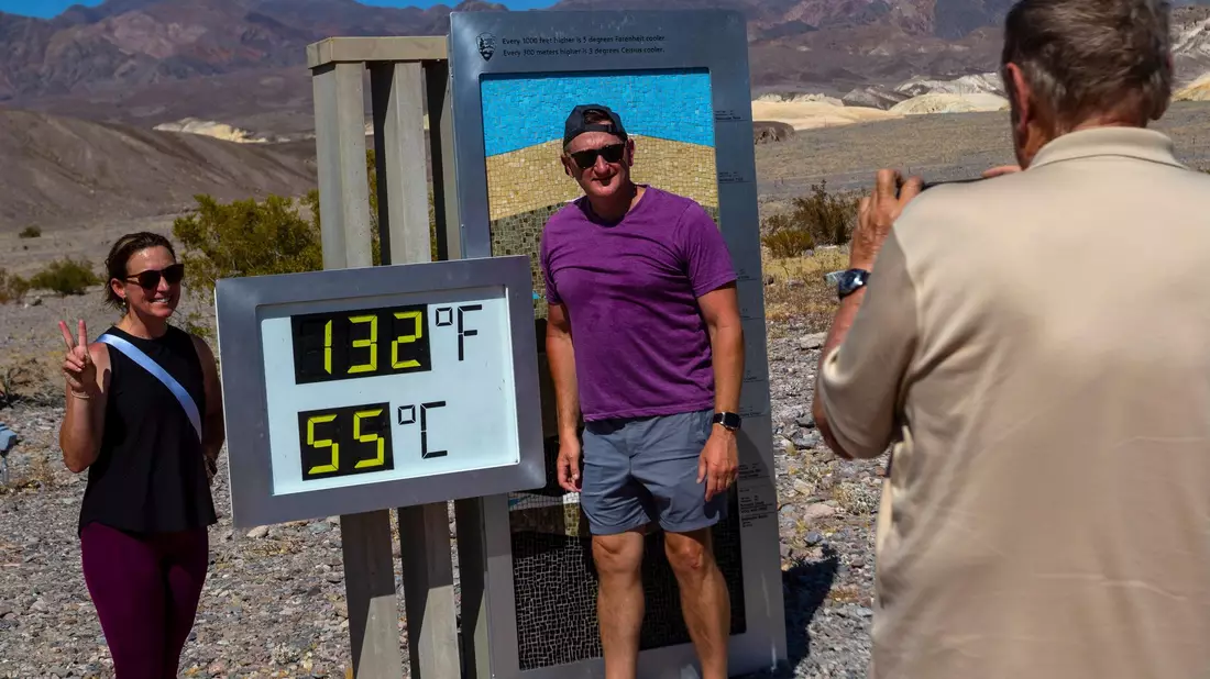 Ein Schild warnt vor der extremen Temperatur am heißesten Ort der Welt. - Bild: Ty ONeil/AP/dpa