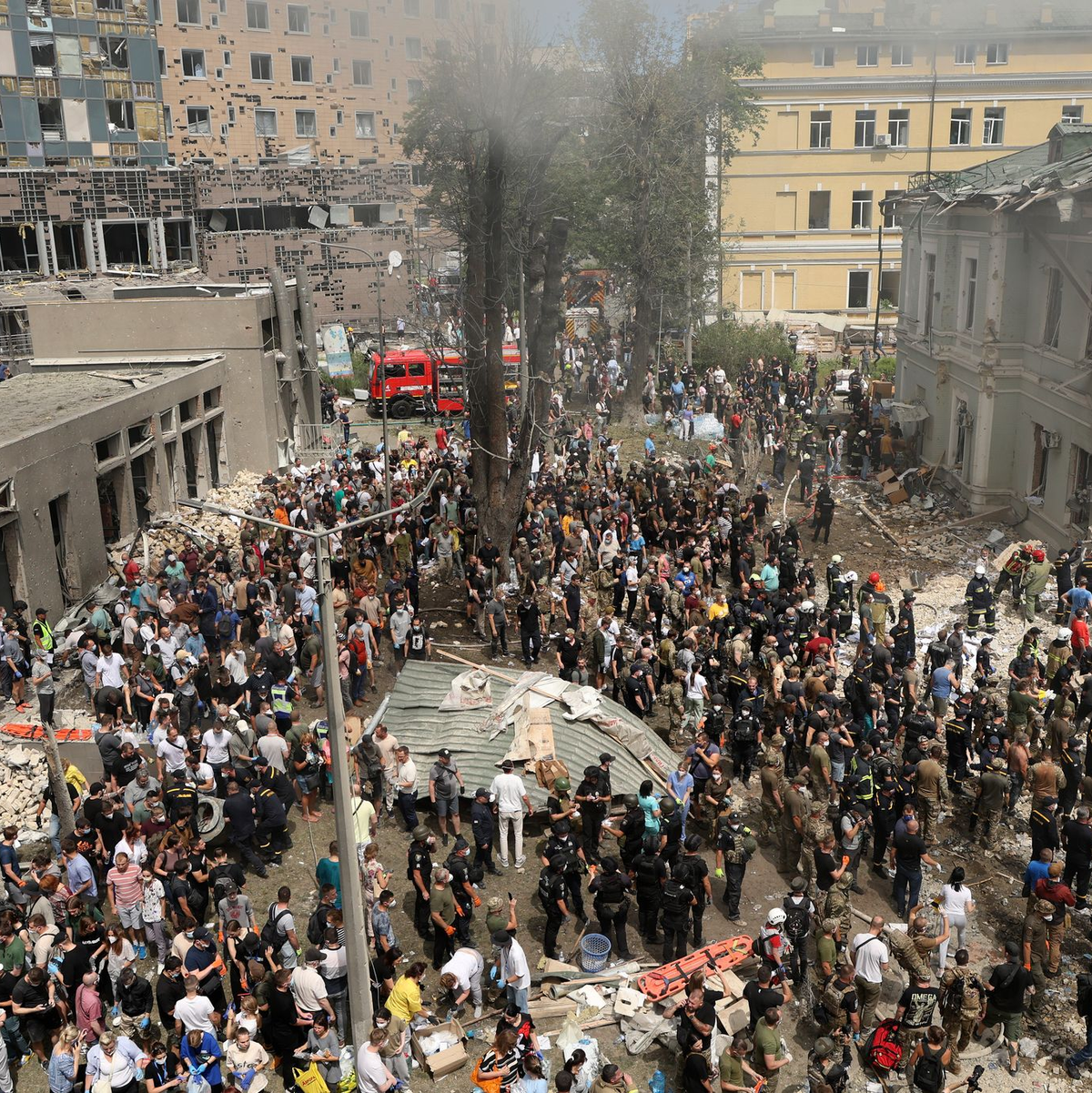 Ein großes Heer an professionellen und freiwilligen Helfern suchte nach Vermissten. (Archivbild) - Foto: Anton Shtuka/AP/dpa