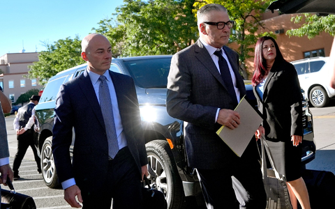 Baldwin vor dem Gericht - Foto: Ross D. Franklin/AP/dpa