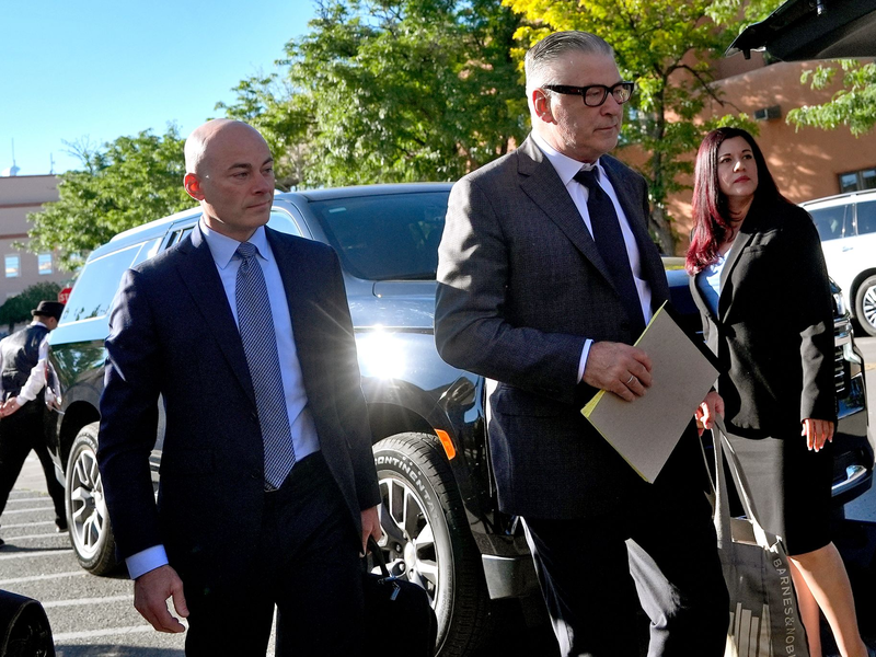 Baldwin vor dem Gericht - Foto: Ross D. Franklin/AP/dpa