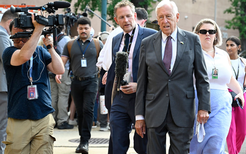 Die kalifornische Top-Demokratin Nancy Pelosi war bei einem Krisentreffen der Abgeordneten ihrer Partei im US-Repräsentantenhaus dabei - die Eignung von Präsident Joe BIden für eine zweite Amtszeit ist derzeit  im Wahlkampf das beherrschende Thema.  - Foto: John McDonnell/AP/dpa