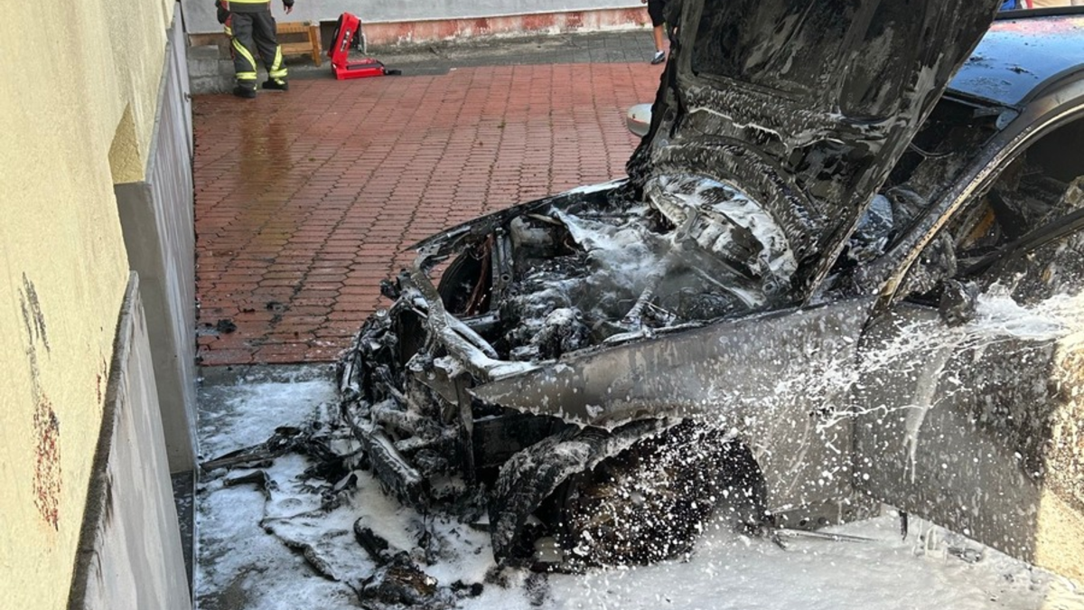 POL-PDTR: Fahrzeugbrand Esso-Tankstelle Birkenfeld - Foto: presseportal.de