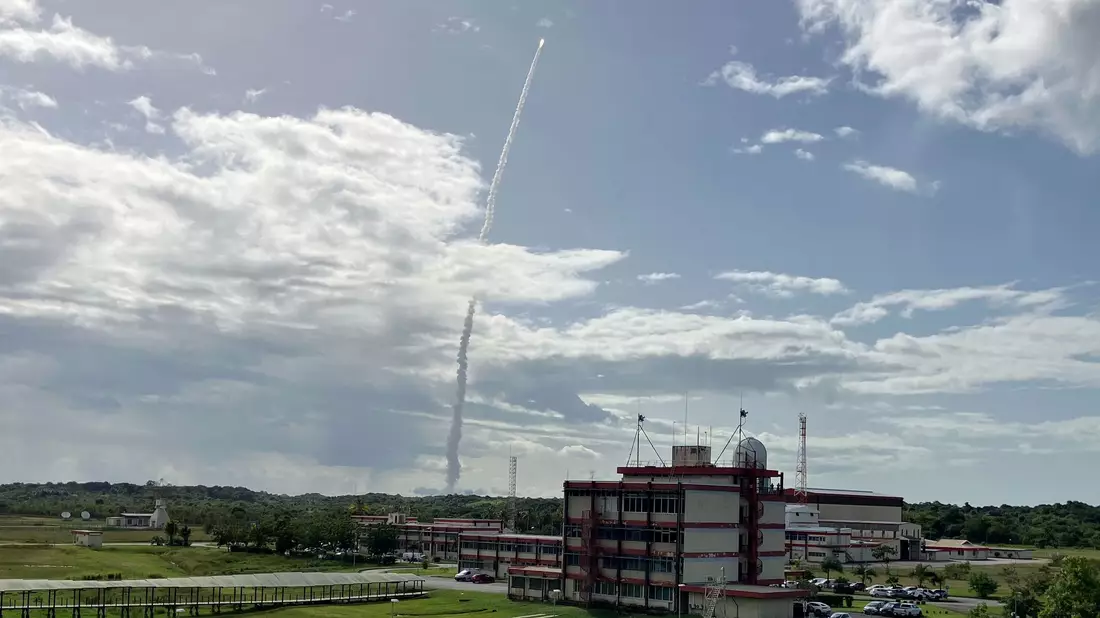 Kurz nach dem Start der Rakete brach in Kourou Jubel aus. - Bild: Rachel Boßmeyer/dpa