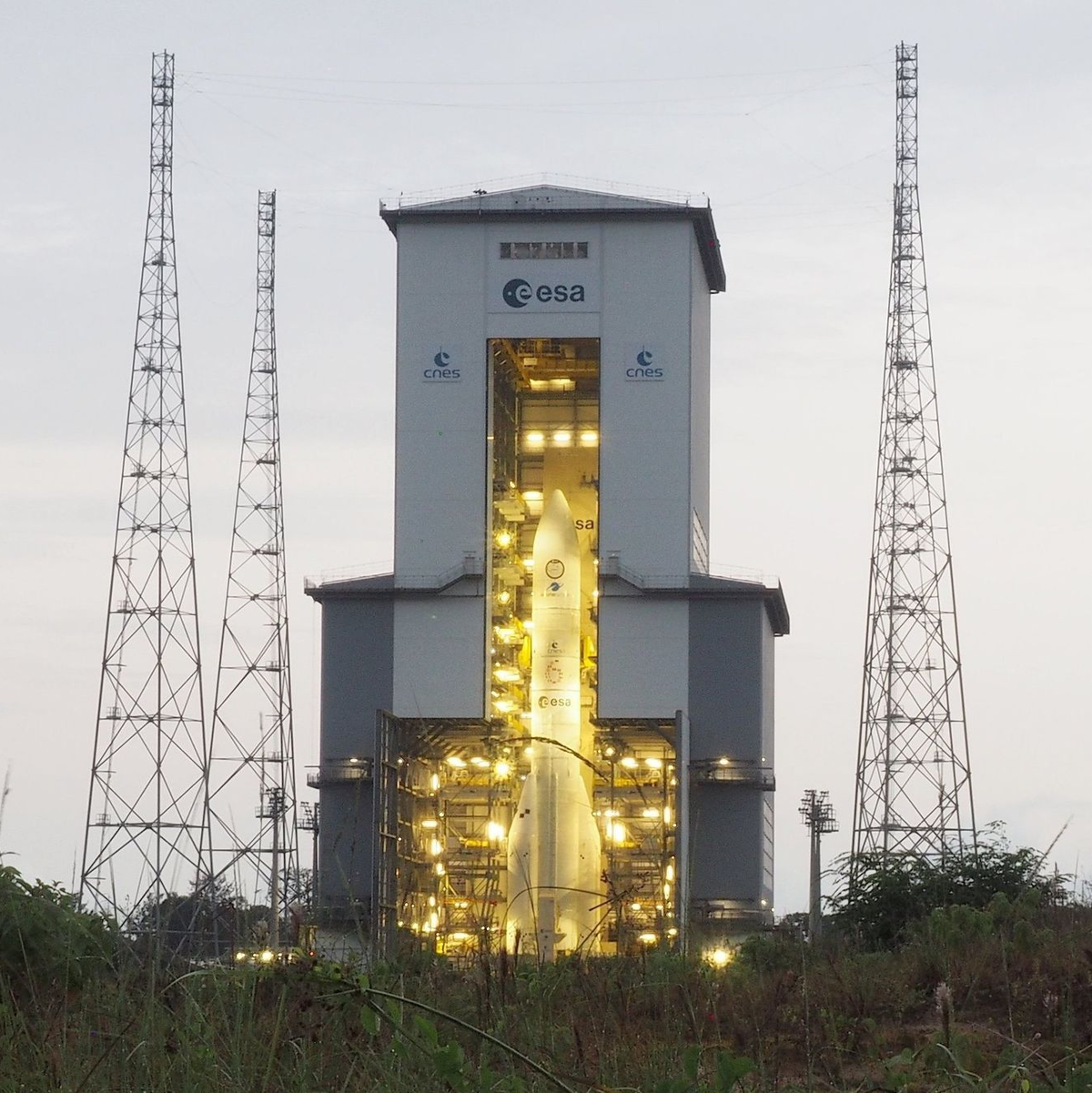 Die Rakete ist 56 Meter hoch und 540 Tonnen schwer. - Foto: Rachel Boßmeyer/dpa