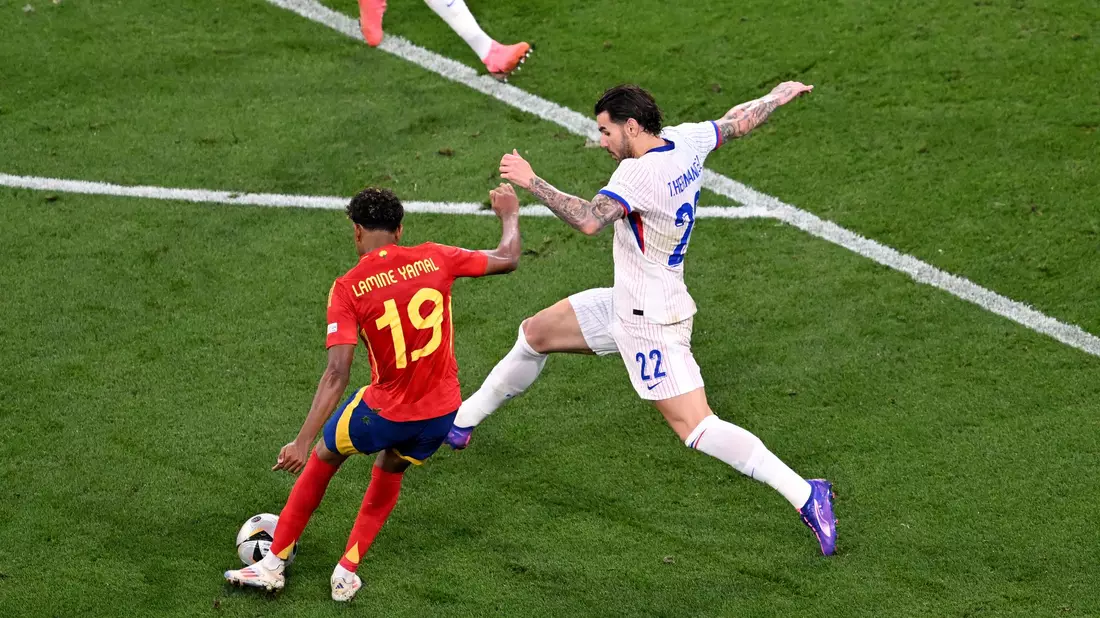Spaniens Lamine Yamal jubelt nach seinem Tor zum 1:1. - Bild: Sven Hoppe/dpa