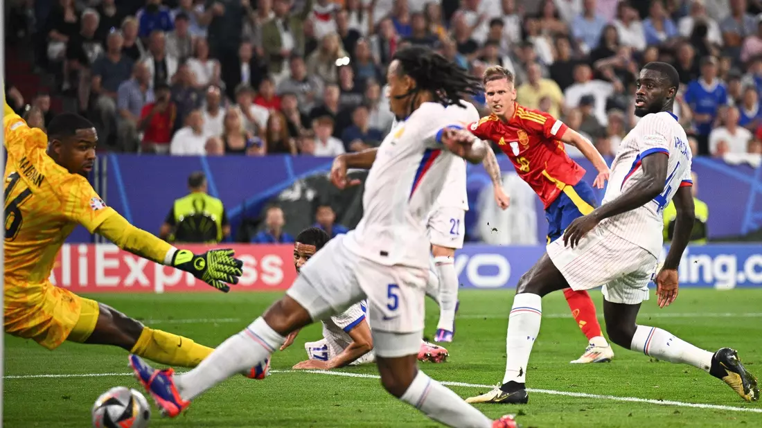 Spaniens Marc Cucurella ist beim EM-Halbfinale ausgepfiffen worden. - Bild: Tom Weller/dpa
