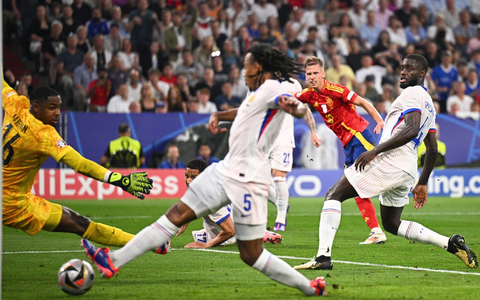 Frankreichs Superstar Kylian Mbappé verabschiedet sich nach dem EM-Aus von den Fans. - Foto: Tom Weller/dpa