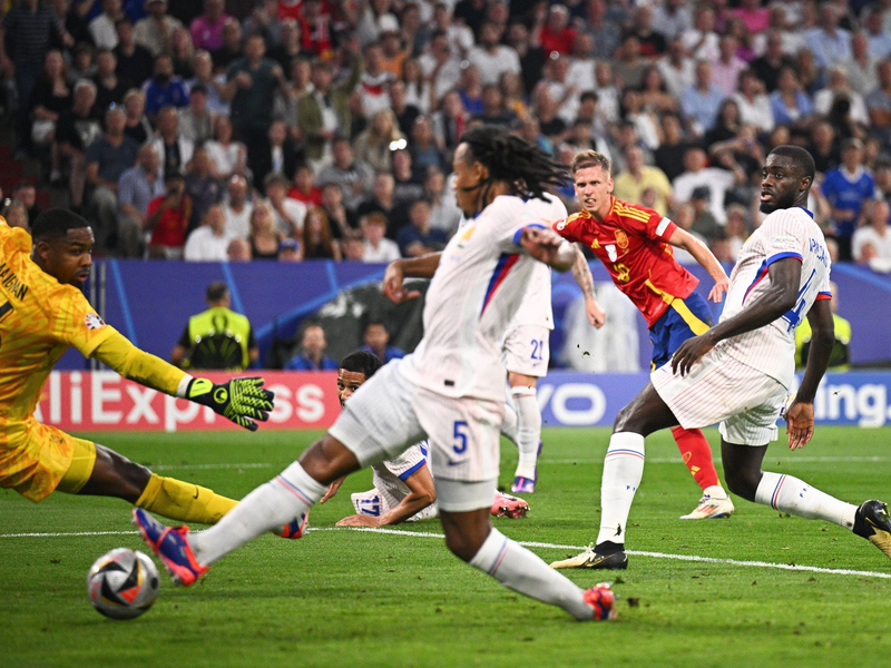 Spaniens Marc Cucurella ist beim EM-Halbfinale ausgepfiffen worden. - Foto: Tom Weller/dpa
