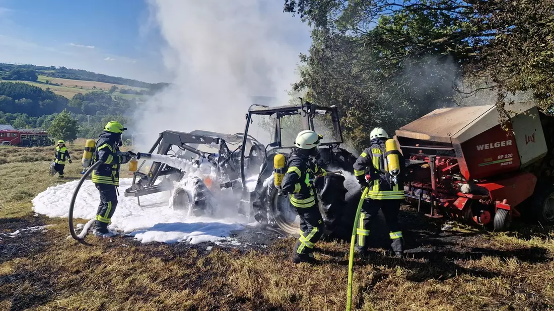 FW VG Westerburg: Traktor brennt bei Heuernte vollständig aus - Feuerwehr verhindert größeren Flächenbrand - Bild: presseportal.de
