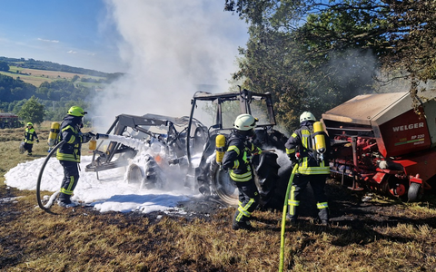 FW VG Westerburg: Traktor brennt bei Heuernte vollständig aus - Feuerwehr verhindert größeren Flächenbrand - Foto: presseportal.de