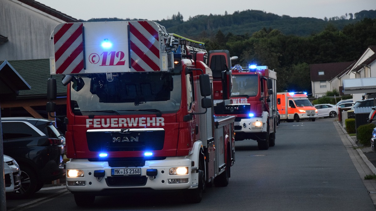 FW Lehrte: Holzstapel brennt und Kind in Not - Foto: presseportal.de