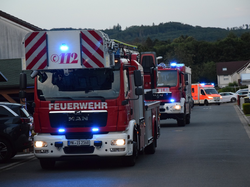 FW Lehrte: Holzstapel brennt und Kind in Not - Foto: presseportal.de