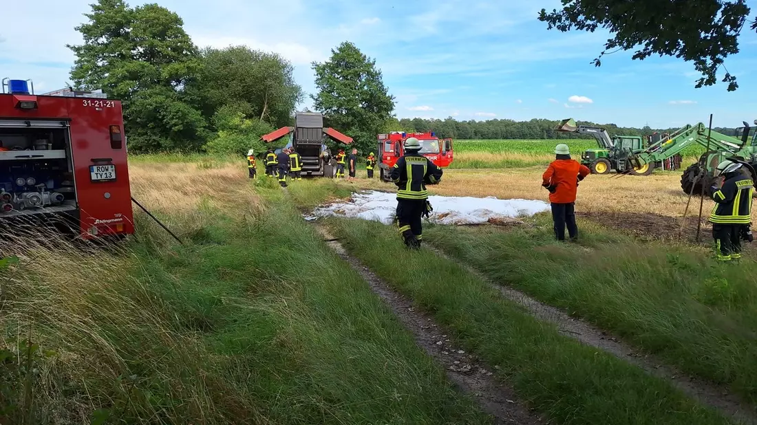 FW-ROW: ++Person aus Aufzug befreit ++ Brennt Rundballen in Strohpresse++ - Bild: presseportal.de