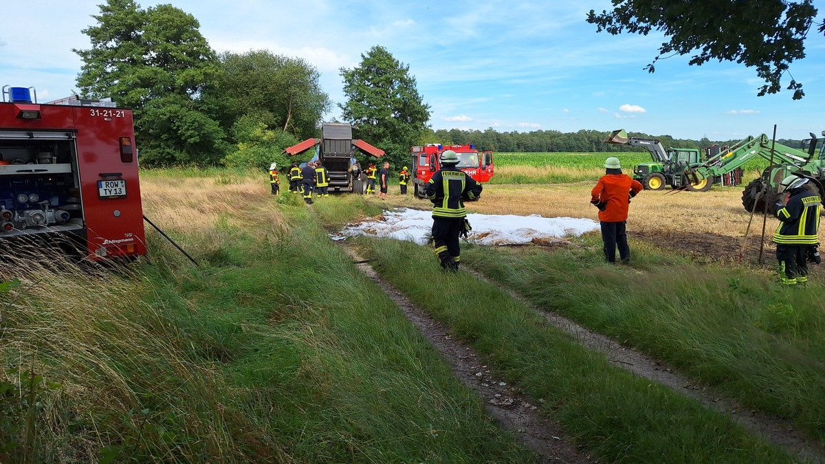 FW-ROW: ++Person aus Aufzug befreit ++ Brennt Rundballen in Strohpresse++ - Foto: presseportal.de