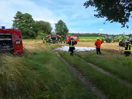 FW-ROW: ++Person aus Aufzug befreit ++ Brennt Rundballen in Strohpresse++ - Foto: presseportal.de