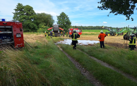 FW-ROW: ++Person aus Aufzug befreit ++ Brennt Rundballen in Strohpresse++ - Foto: presseportal.de