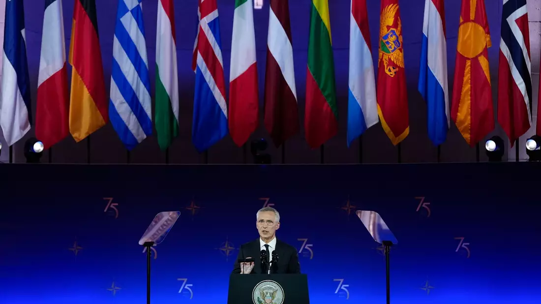 Feierliche Atmospähre, aber klare Worte: Nato-Generalsekretär Jens Stoltenberg nutzt den Festakt zum 75-jährigen Bestehen des Verteidigungsbündnisses für einen Appell.  - Bild: Susan Walsh/AP