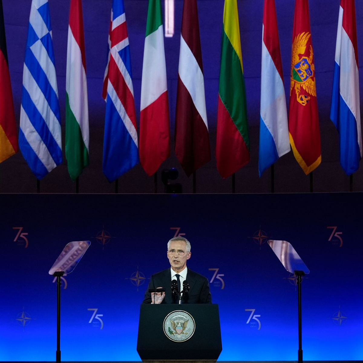 Feierliche Atmospähre, aber klare Worte: Nato-Generalsekretär Jens Stoltenberg nutzt den Festakt zum 75-jährigen Bestehen des Verteidigungsbündnisses für einen Appell.  - Foto: Susan Walsh/AP