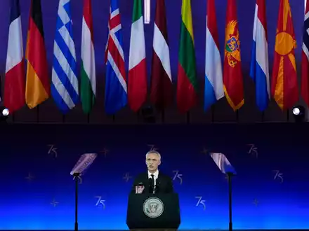 Feierliche Atmospähre, aber klare Worte: Nato-Generalsekretär Jens Stoltenberg nutzt den Festakt zum 75-jährigen Bestehen des Verteidigungsbündnisses für einen Appell.  - Foto: Susan Walsh/AP