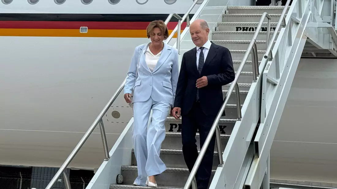 Kanzler Olaf Scholz, hier mit seiner Ehefrau Britta Ernst bei der Ankunft in Washington, steht in der Ukraine-Politik an der Seite von US-Präsident Joe Biden. - Bild: Michael Fischer/dpa