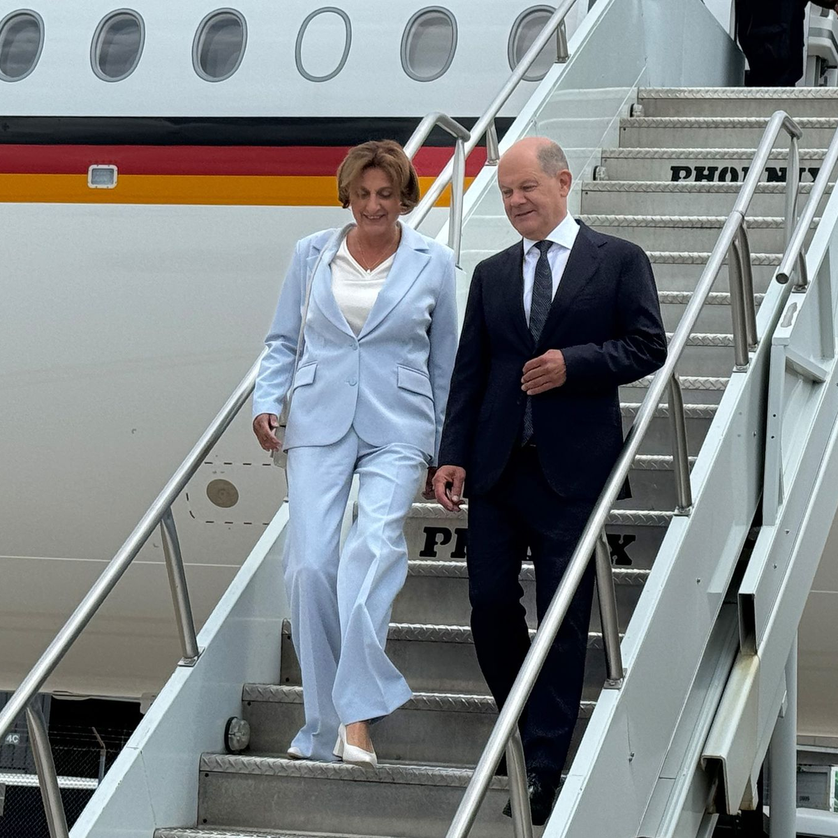 Kanzler Olaf Scholz, hier mit seiner Ehefrau Britta Ernst bei der Ankunft in Washington, steht in der Ukraine-Politik an der Seite von US-Präsident Joe Biden. - Foto: Michael Fischer/dpa