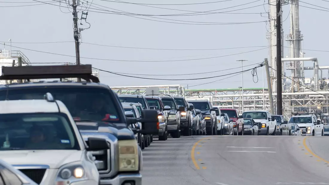 Der Sturm hat die Menschen in Atem gehalten - am Tag danach stehen sie Schlange, um zu tanken. - Bild: Jon Shapley/Houston Chronicle/AP/dpa