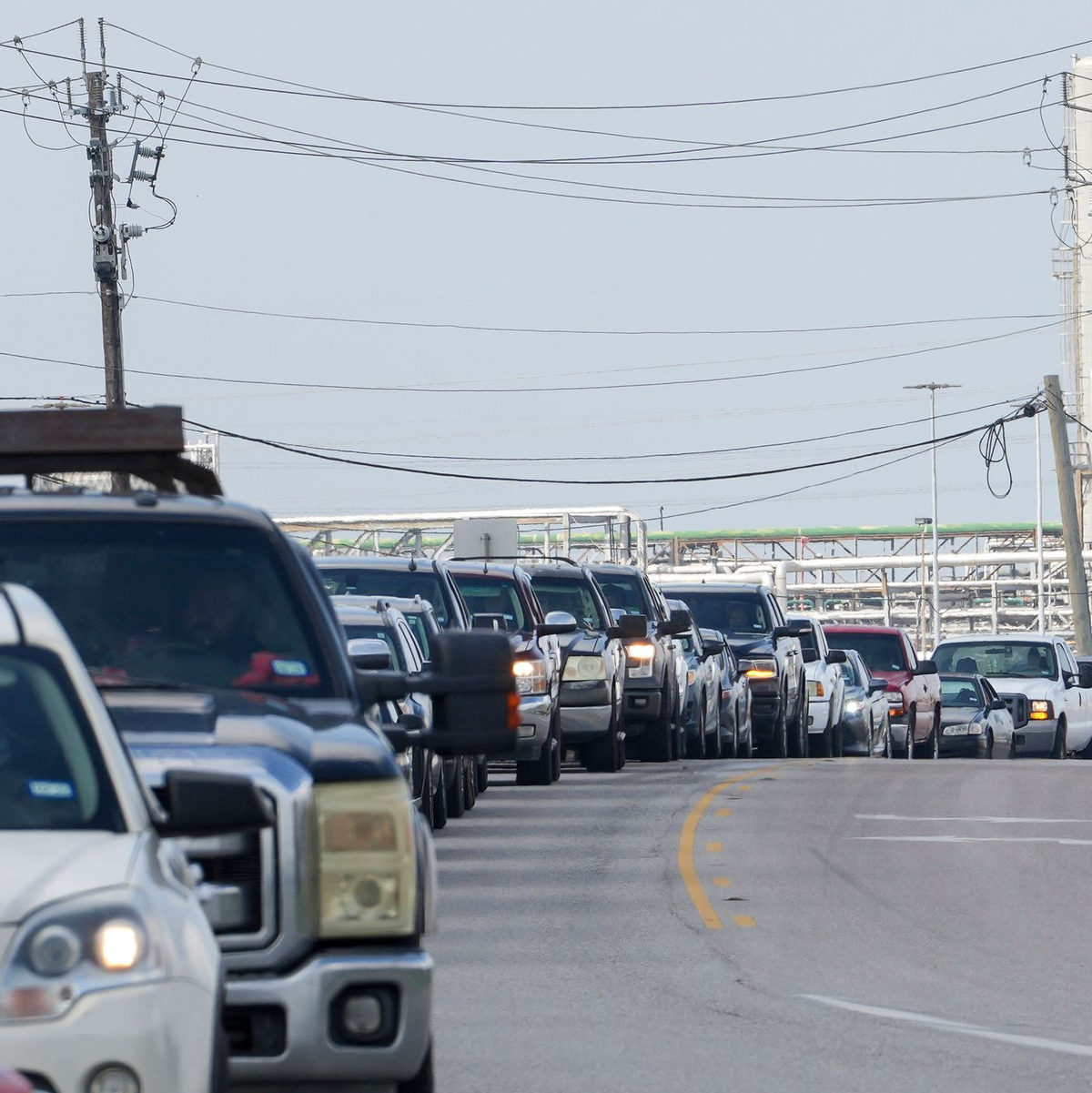 Der Sturm hat die Menschen in Atem gehalten - am Tag danach stehen sie Schlange, um zu tanken. - Foto: Jon Shapley/Houston Chronicle/AP/dpa