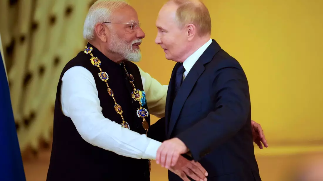 Demonstrierte Nähe: Russlands Präsident Putin und Indiens Premier Modi bekräftigen vor dem Hintergrund des russischen Angriffskriegs gegen die Ukraine ihre Partnerschaft. (Foto aktuell) - Bild: Alexander Zemlianichenko/AP/dpa