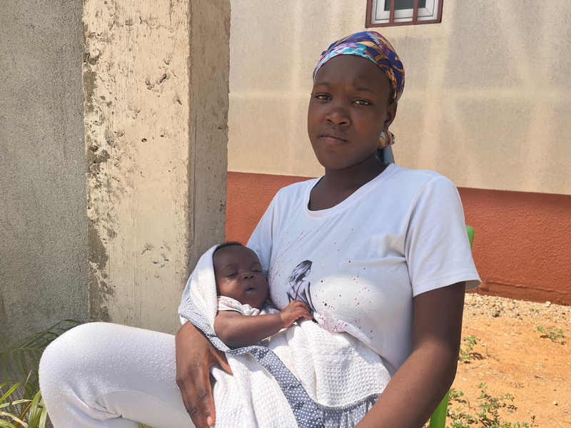 Djanina Baptista, leitende Gynäkologin des Cajueiro Krankenhauses, steht vor den verschlossenen Türen des Büros für Geburtenregistrierung. Neugeborene können nur zu bestimmten Zeiten registriert werden. Wer zu anderen Zeiten sein Kind entbindet, muss an einem anderen Tag wiederkommen. - Foto: Kristin Palitza/dpa