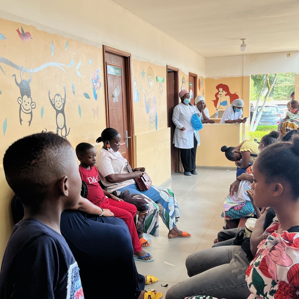 Kinder warten mit ihren Eltern auf einen Impftermin im Cajueiro Krankenhaus. - Foto: Kristin Palitza/dpa