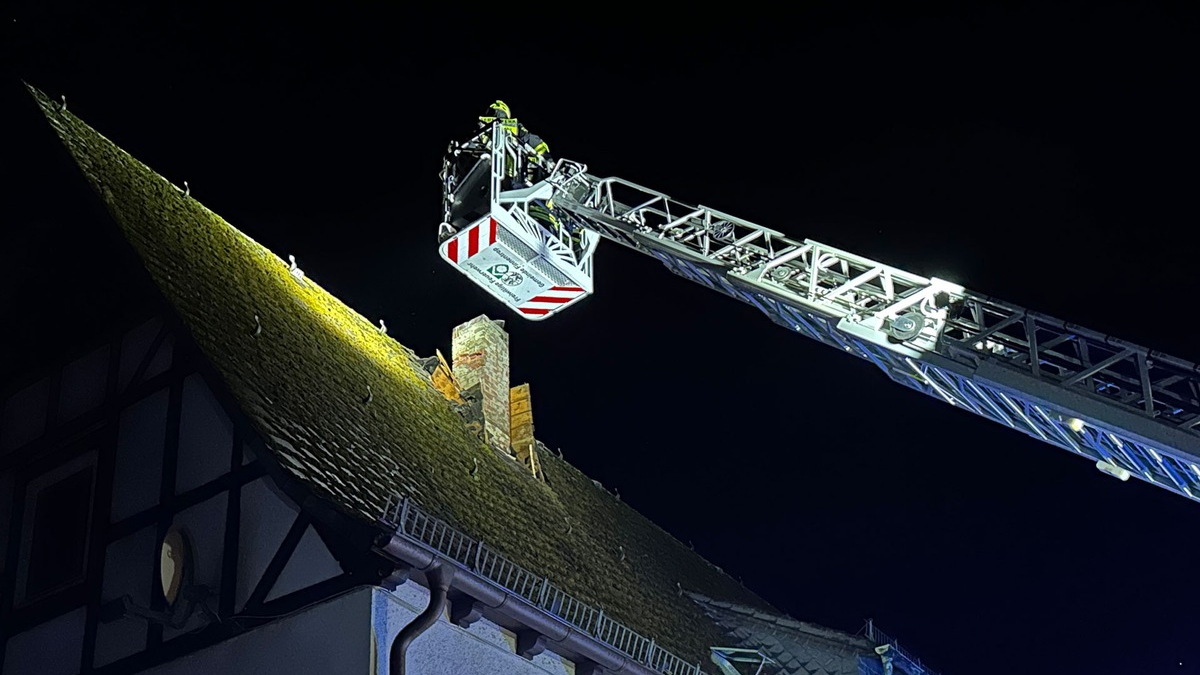 FW Finnentrop: Gemeldeter Dachstuhlbrand nach Blitzeinschlag - Foto: presseportal.de