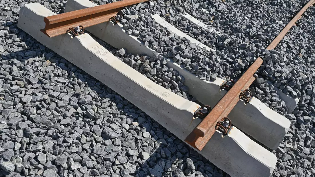 Die Bahn will mit einem neuen Baukonzept für mehr Verlässlichkeit sorgen. (Archivfoto) - Bild: Patrick Pleul/dpa