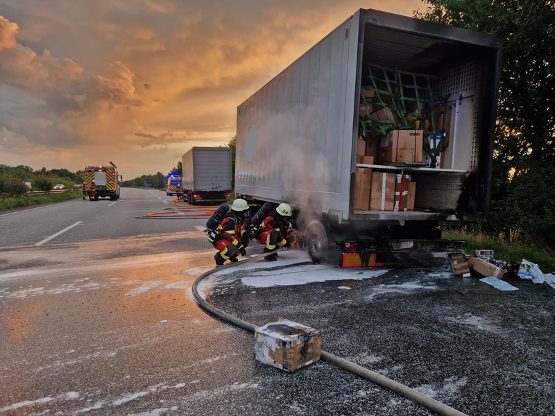 FW Bad Segeberg: BAB 21 - Feuer im Anhänger verlief glimpflich - Foto: presseportal.de