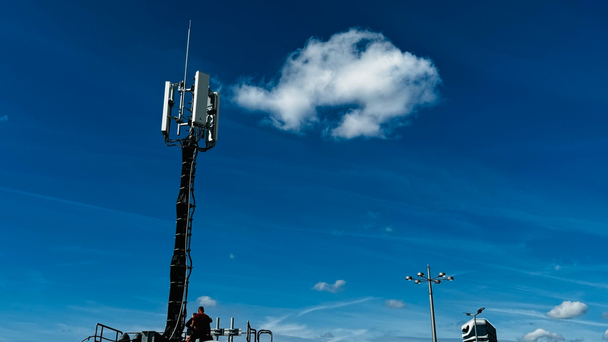 Kaum noch Platz auf Deutschlands Dächern: Neue Kompakt-Antennen erleichtern Suche nach Mobilfunkstandorten - Foto: presseportal.de