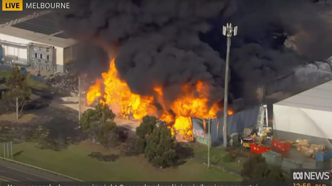 Noch immer explodieren Fässer mit Chemikalien. - Bild: Abc News 24/ABC NEWS 24/dpa