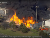 Noch immer explodieren Fässer mit Chemikalien. - Foto: Abc News 24/ABC NEWS 24/dpa